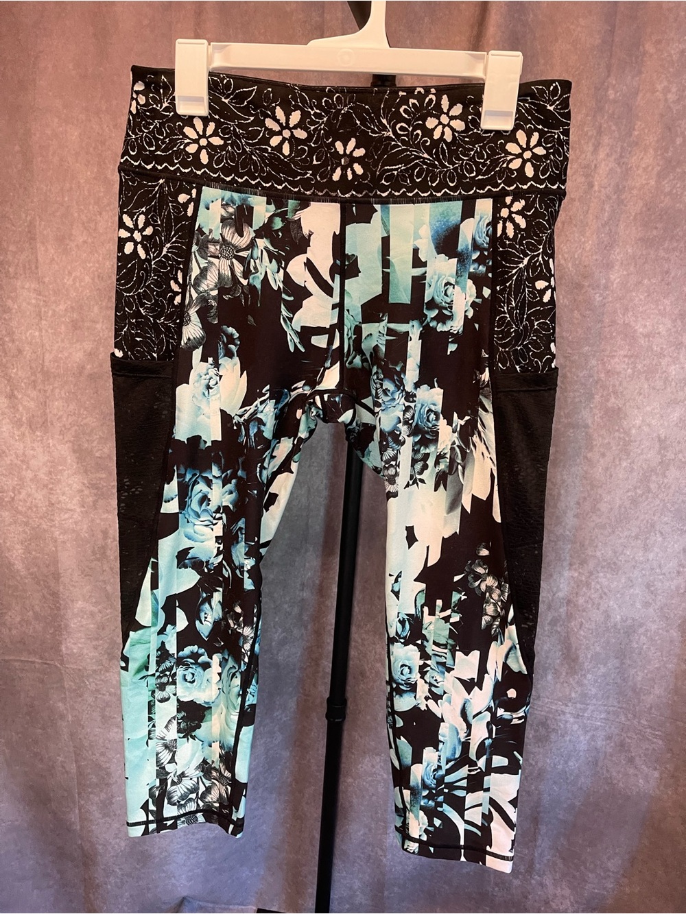 Nanette Lepore Black & Aqua Floral Capri Women’s Leggings XL